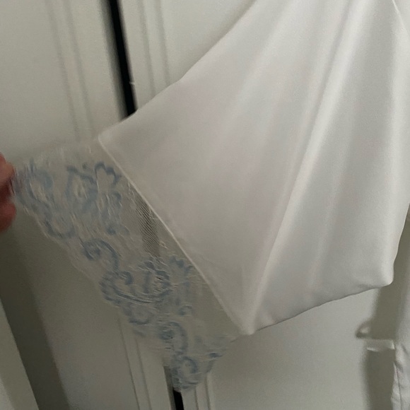 Beautiful silk wedding robe - Picture 2 of 5